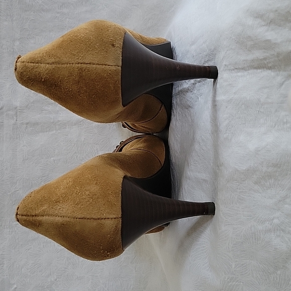 Levity Nary Tan & Brown Pumps - Picture 4 of 7